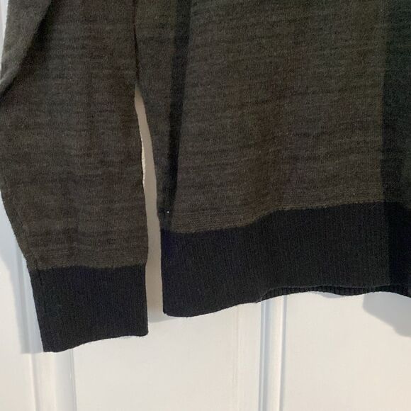 American Eagle VNeck Seriously Soft Dark Green Gray Sweater Size Small - Picture 4 of 6